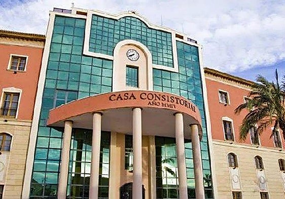 El Ayuntamiento de Los Alcázares.