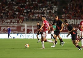 Juan Carlos Real conduce el balón.
