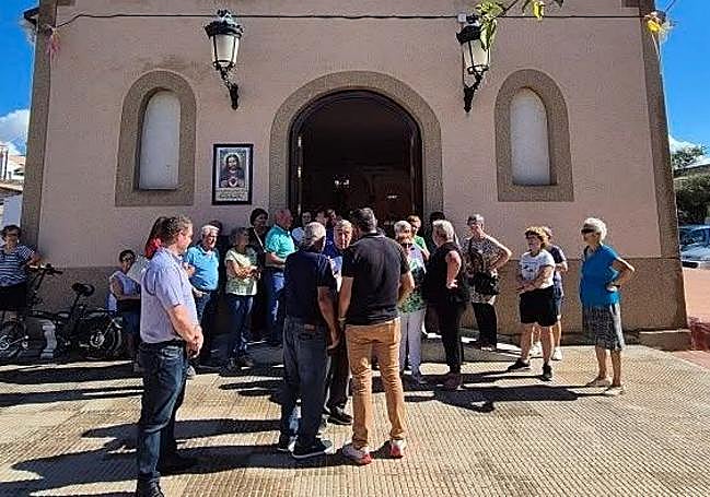 Vecinos este viernes celebrando la devolución del dinero.