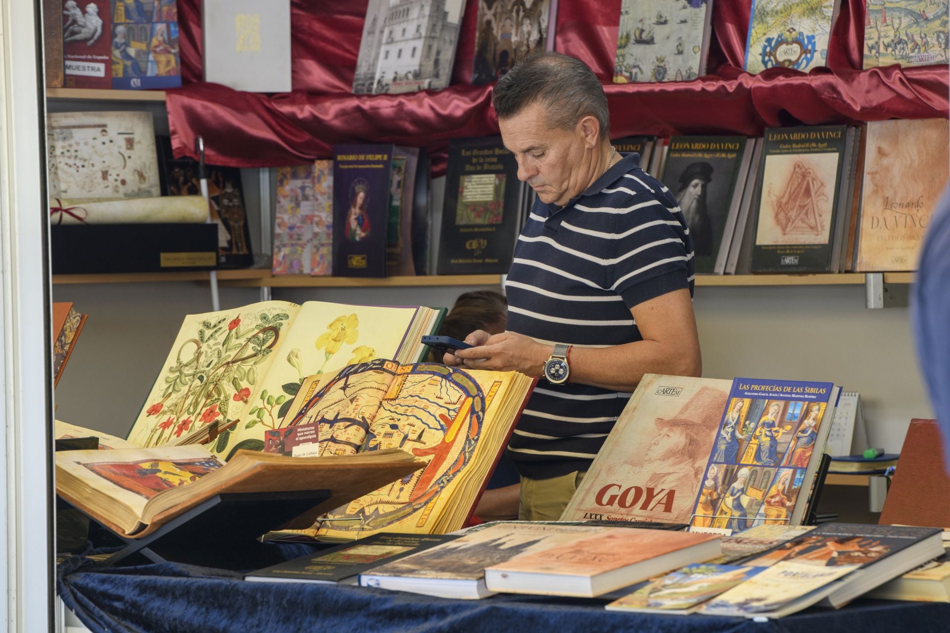 En imágenes, la Feria del Libro de Murcia: aperitivo entre libros en Alfonso X