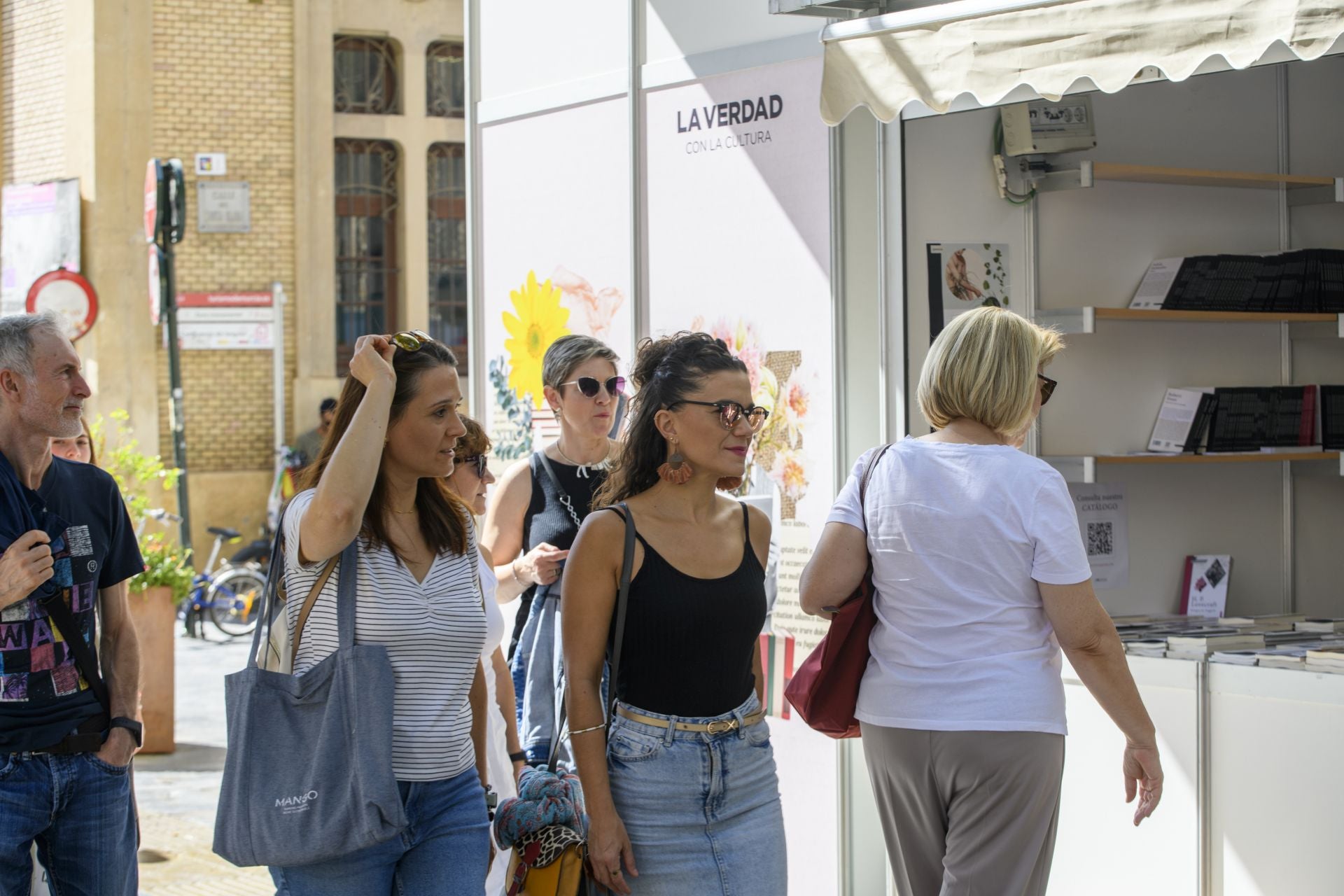 En imágenes, la Feria del Libro de Murcia: aperitivo entre libros en Alfonso X