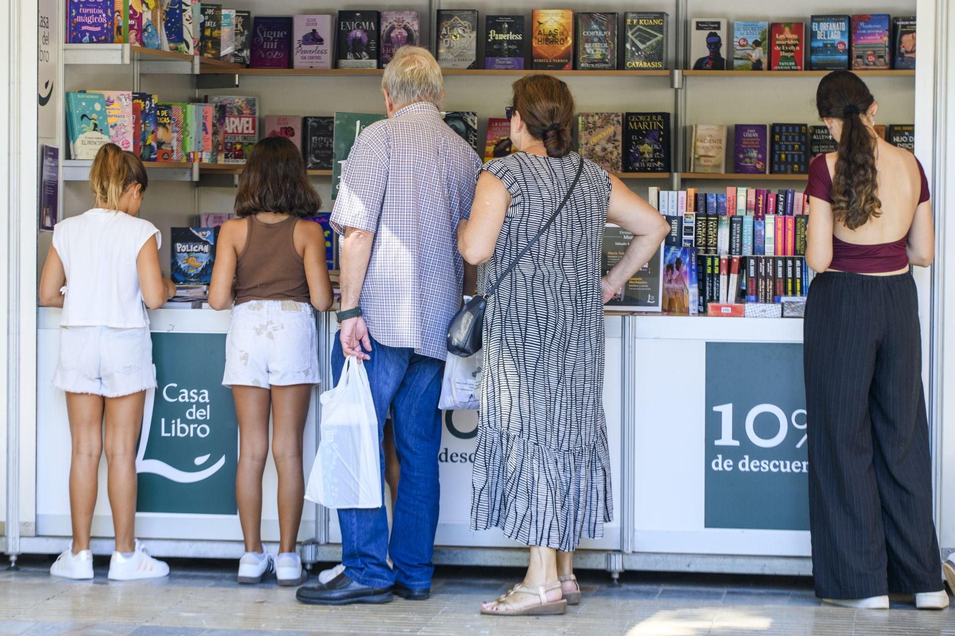 En imágenes, la Feria del Libro de Murcia: aperitivo entre libros en Alfonso X