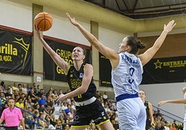 Intento de bandeja de Aina Ayuso en el partido de este sábado.