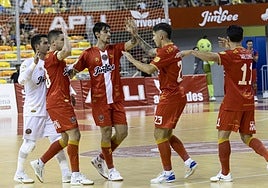 Chispi, Mellado, Motta, Darío Gil y Waltinho celebran uno de los goles del partido.