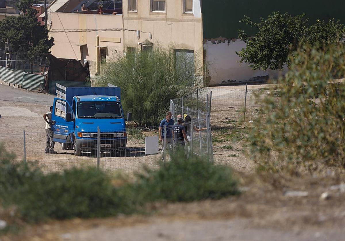 Operarios vallaron la parcela contaminada hace tres semanas.