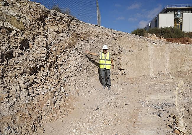 Un técnico ante el muro, enlucido con cal y que llega a tener 8 metros.