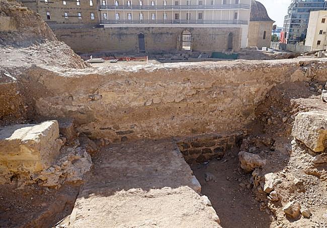 Contrafuertes encontrados en la parte trasera del muro del siglo I.