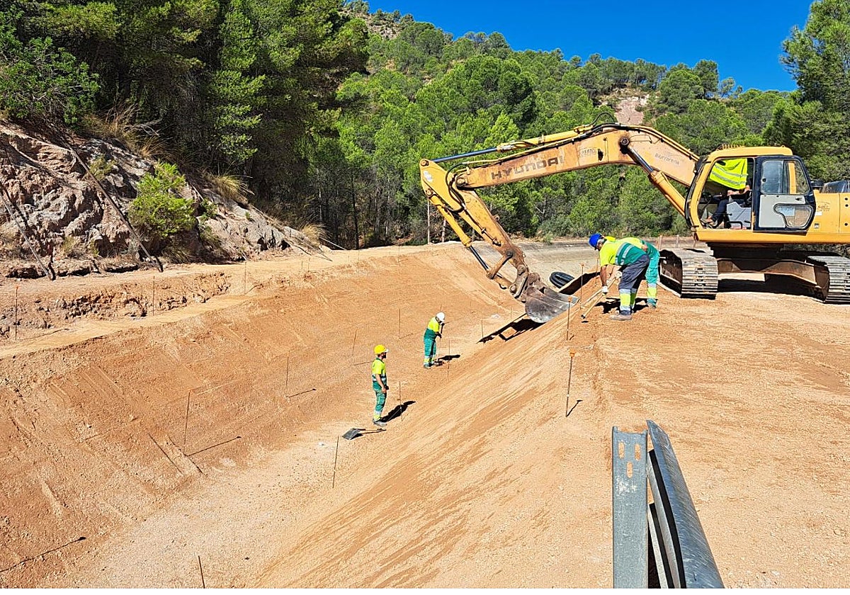 Trabajos de reparación del canal del Trasvase en Liétor, donde se produjo la rotura este verano.