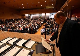 Un funcionario toma posesión de su puesto de trabajo, en una imagen de archivo.