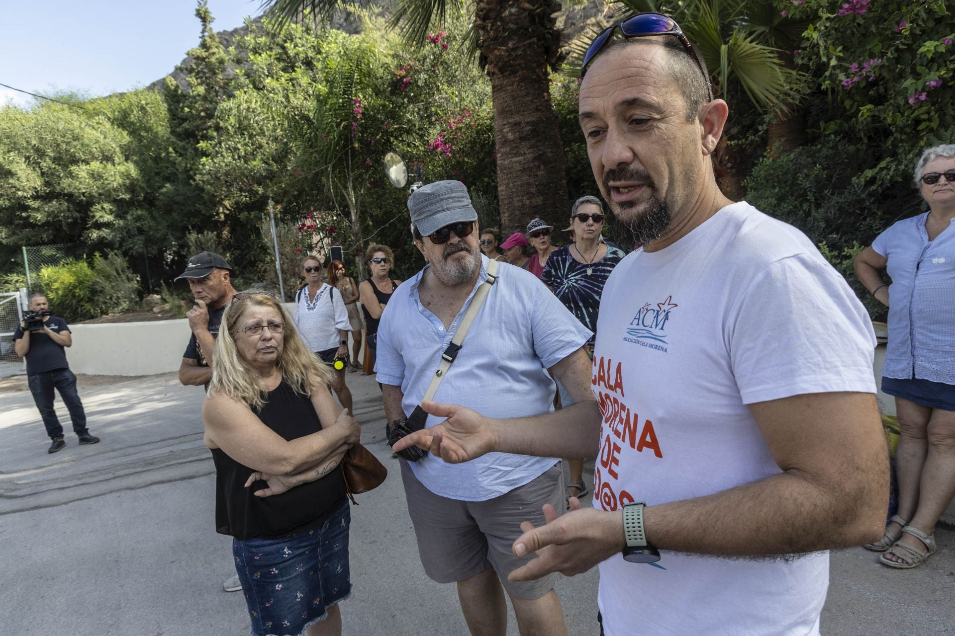 La concentración de vecinos y amigos de Margaret en el camping de El Portús, en imágenes