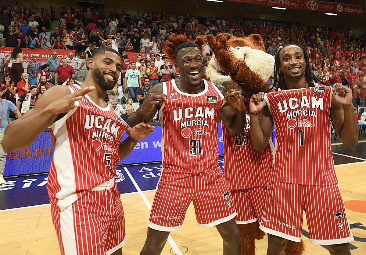 Dejulius, Ennis y Forrest, este domingo, celebrando la victoria.