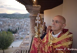 El rector de la basílica durante la Bendición de la Naturaleza con la Vera Cruz de Caravaca