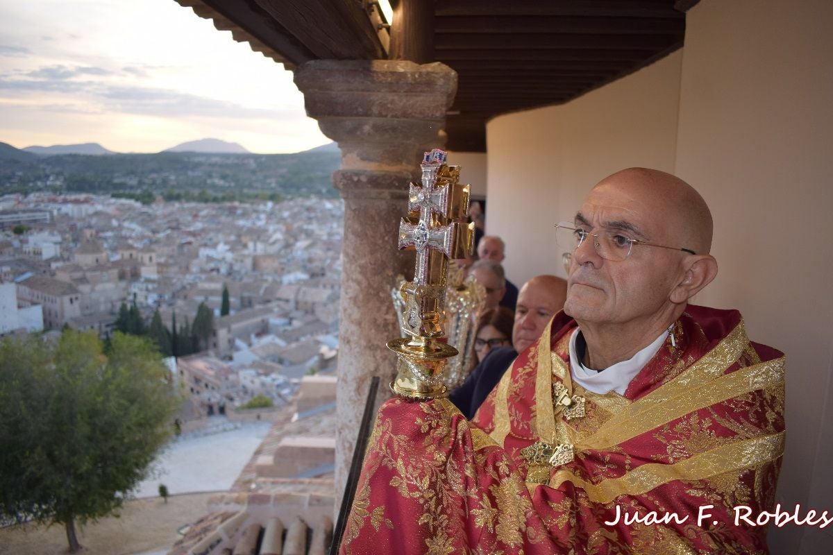 El rector de la basílica durante la Bendición de la Naturaleza con la Vera Cruz de Caravaca