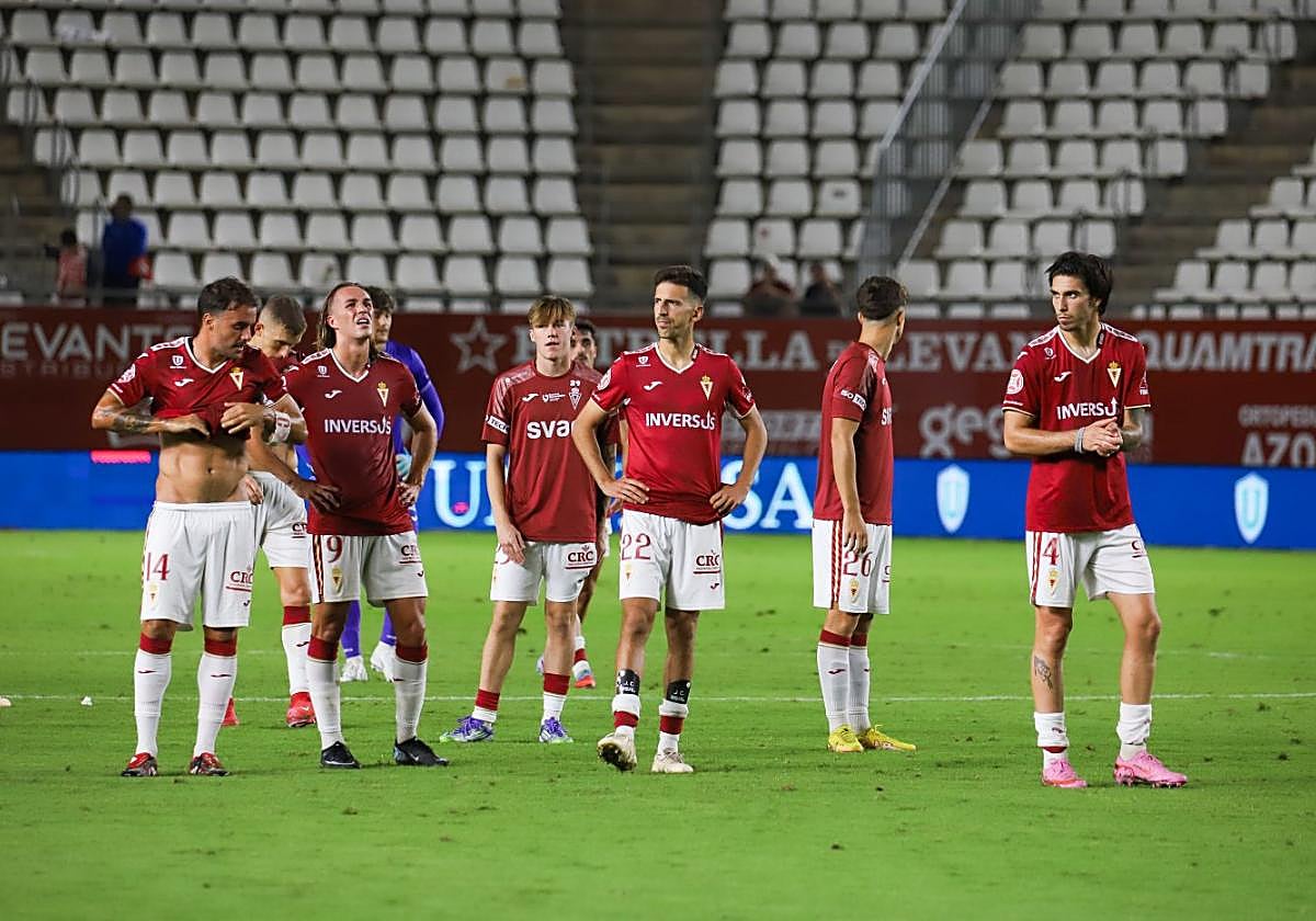 Los jugadores del Real Murcia se acercan a los aficionados del fondo sur después del empate ante el Sevilla Atlético.