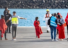 Agentes de los equipos de emergencia atienden en Arrecife a menores llegados en cayuco a comienzos de este año.