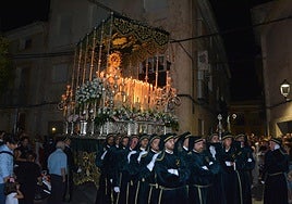 El palio de la Virgen, durante su recorrido por las calles ciezanas.