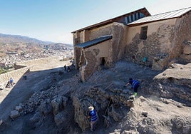 Los arqueólogos trabajan en la zona exterior de la ermita de San Clemente, en el recinto fortificado del castillo, el viernes.