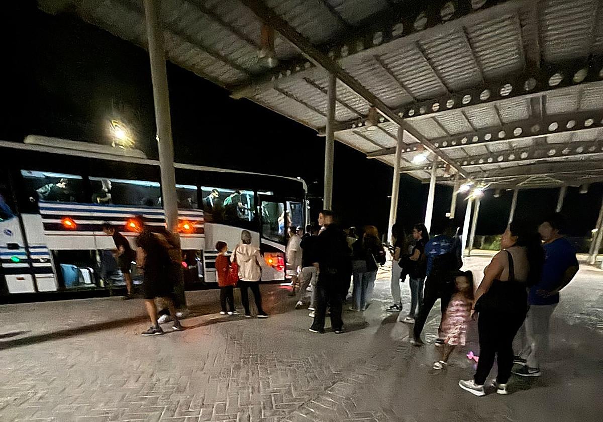 Un grupo de vecinos de Jumilla toman un autobús de la nueva expedición puesta en marcha.