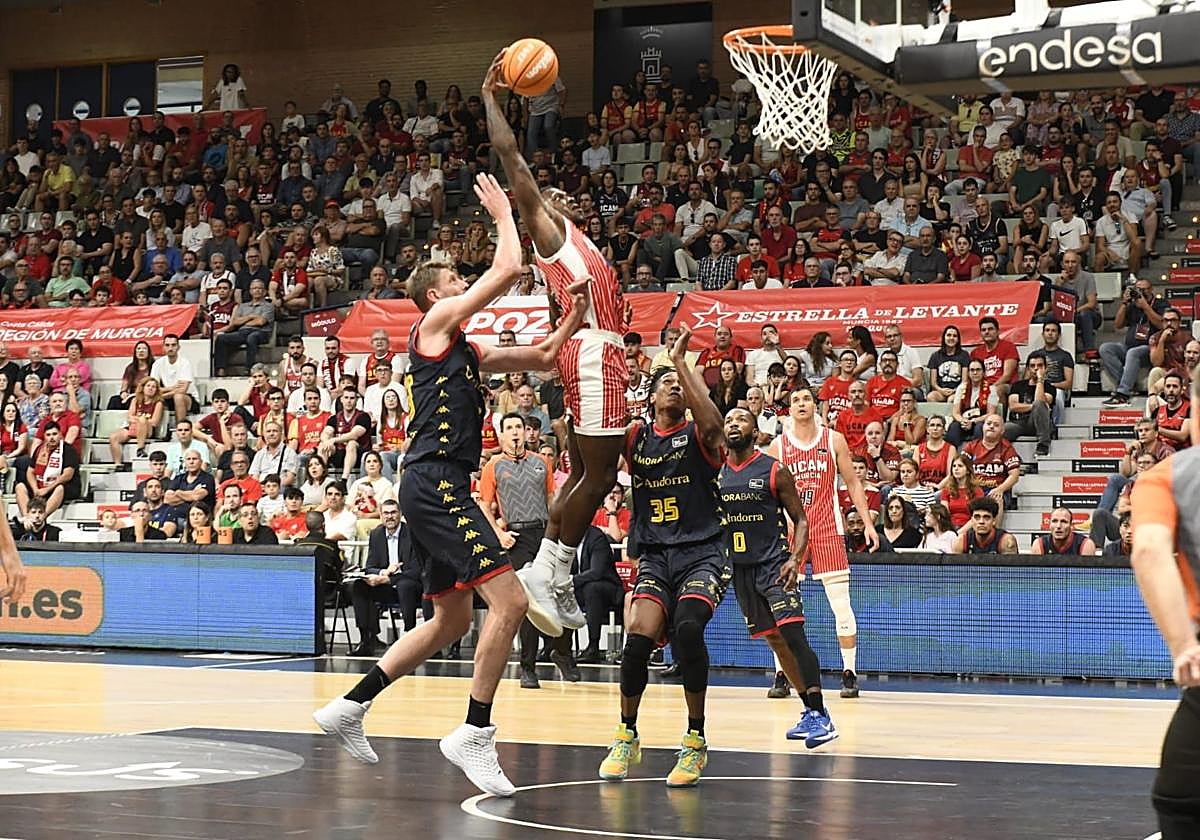 Dylan Ennis entrando a canasta.