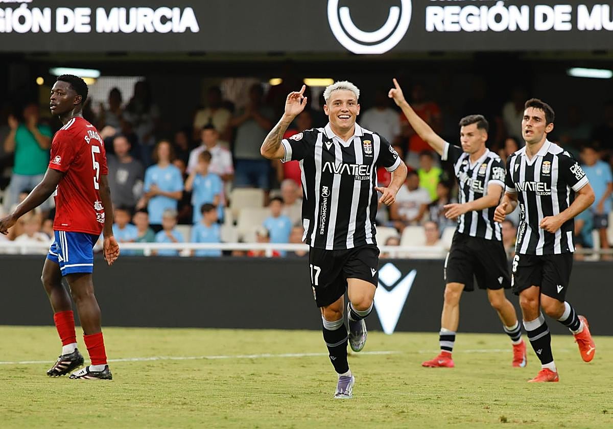 Kevin Sánchez celebra el primer gol del Cartagena.