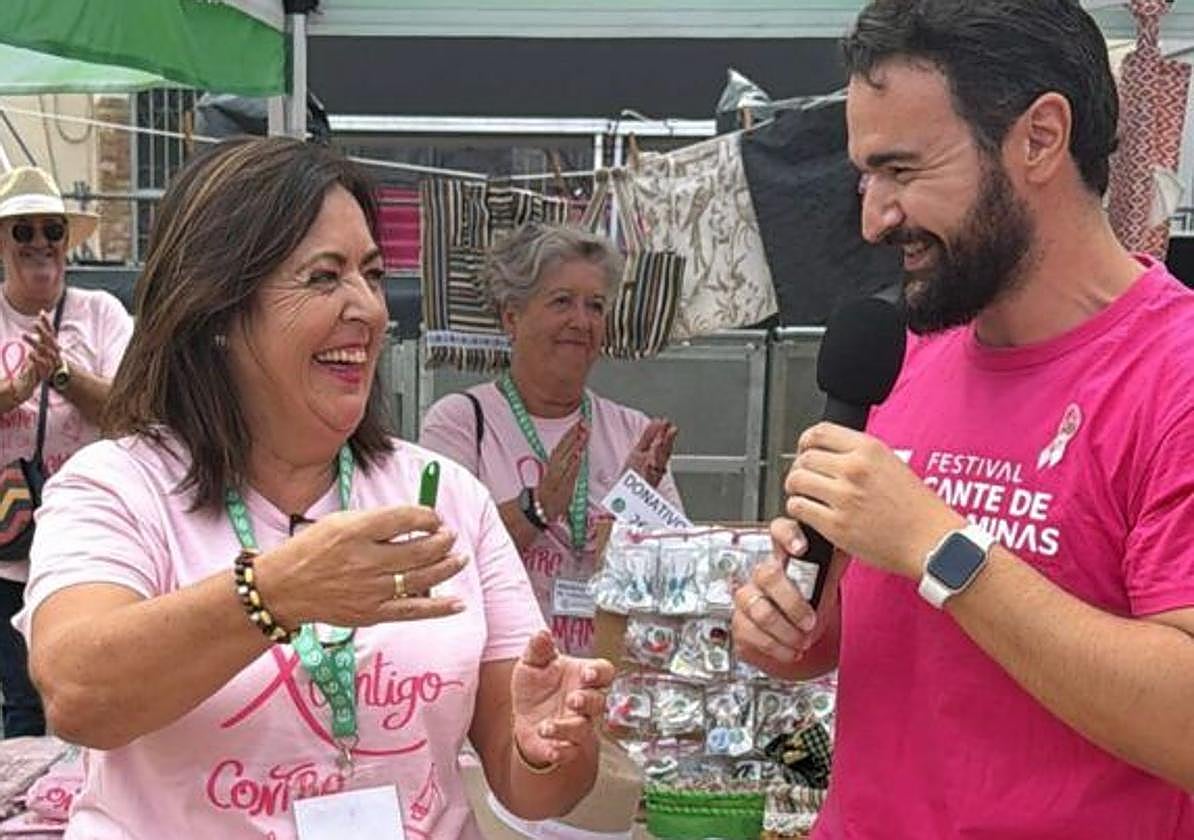 María Hermógenes recibe las llaves de la nueva sede de la Asociación Española Contra el Cáncer (Aecc).
