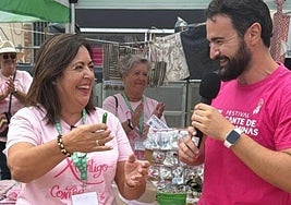 María Hermógenes recibe las llaves de la nueva sede de la Asociación Española Contra el Cáncer (Aecc).