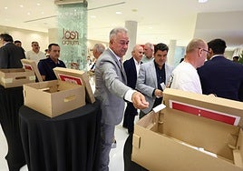 Felipe Moreno, presidente del Real Murcia, participa en la votación sobre su destitución.