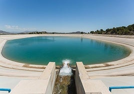 Primera entrada de agua en 2022 al embalse del Rollo de Aspe (Alicante), tras ponerse en marcha el Trasvase Júcar-Vinalopó.