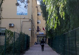Una mujer accede al instituto Juan Sebastián Elcano, en una imagen de archivo.