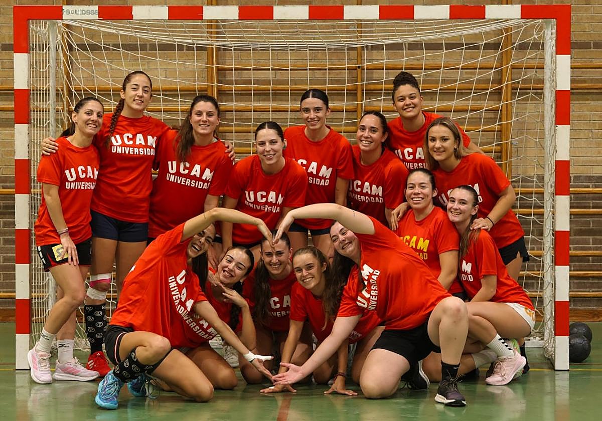 Las jugadoras del UCAM BM Murcia posando antes de un entrenamiento en el pabellón de San Basilio.