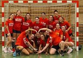Las jugadoras del UCAM BM Murcia posando antes de un entrenamiento en el pabellón de San Basilio.