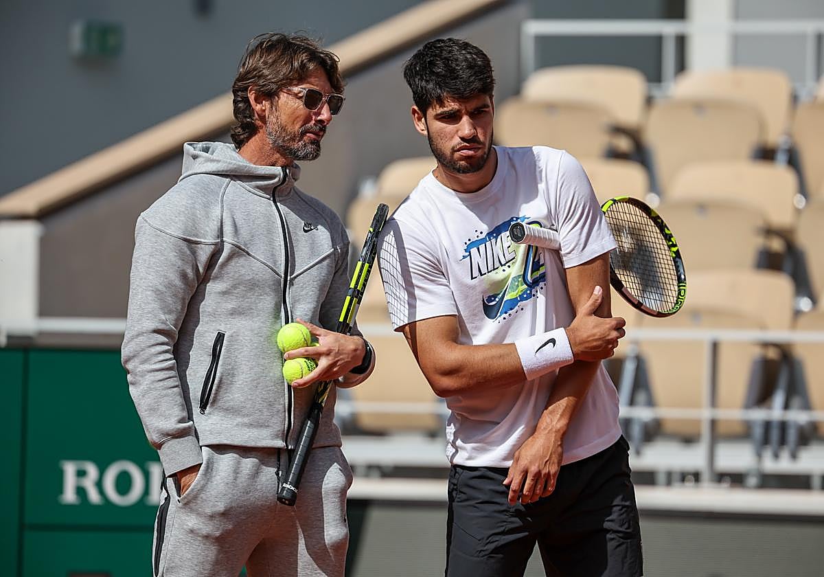 Juan Carlos Ferrero charla con Carlos Alcaraz durante un entrenamiento en Roland Garros.