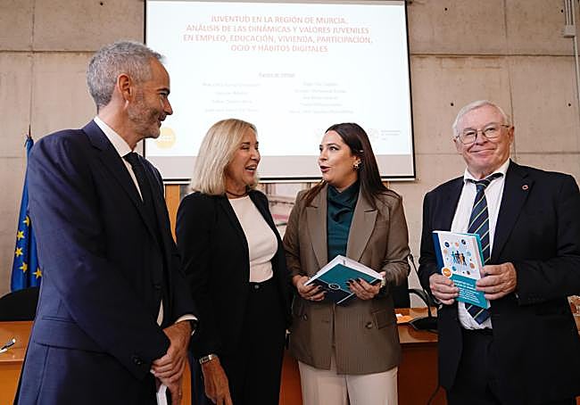Samuel Baixauli, Pilar Ortiz, Carmen María Muñoz y José Antonio Cobacho, con el estudio del CES.