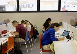 Usuarios de la sala de estudios de Llano de Brujas.