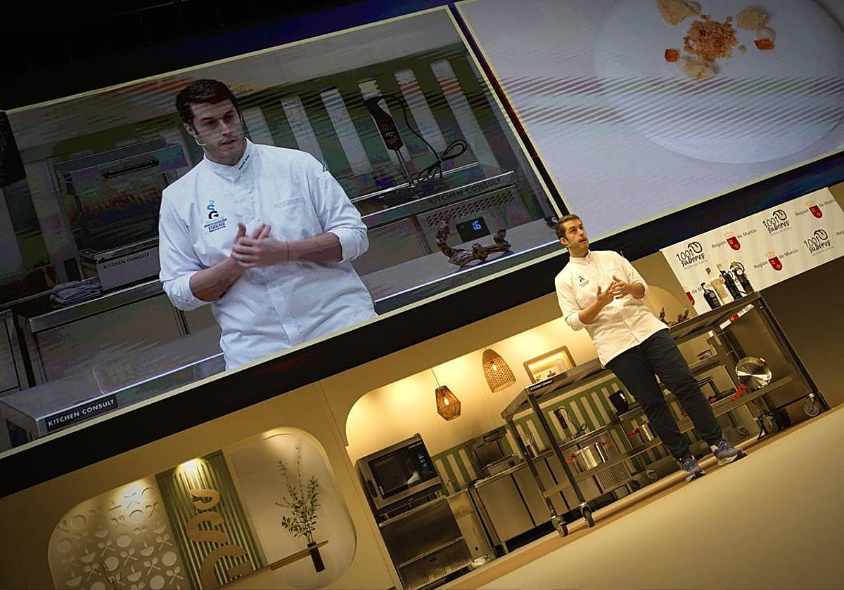 El chef Alejandro Ibañez, del restaurante Barahonda, durante la ponencia que ofreció este lunes.