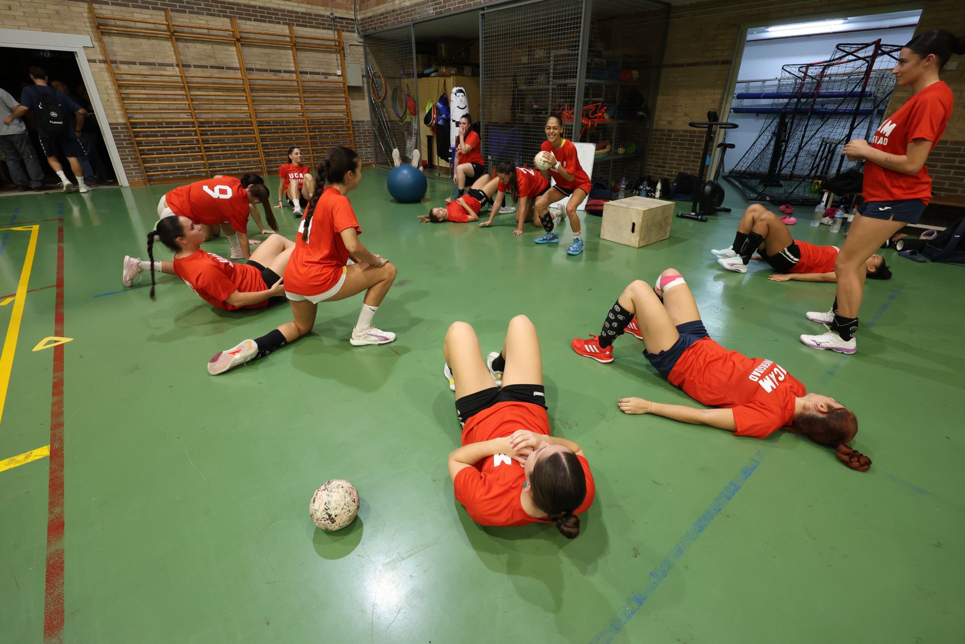 Entrenamiento de las jugadoras del UCAM BM Murcia, en imágenes