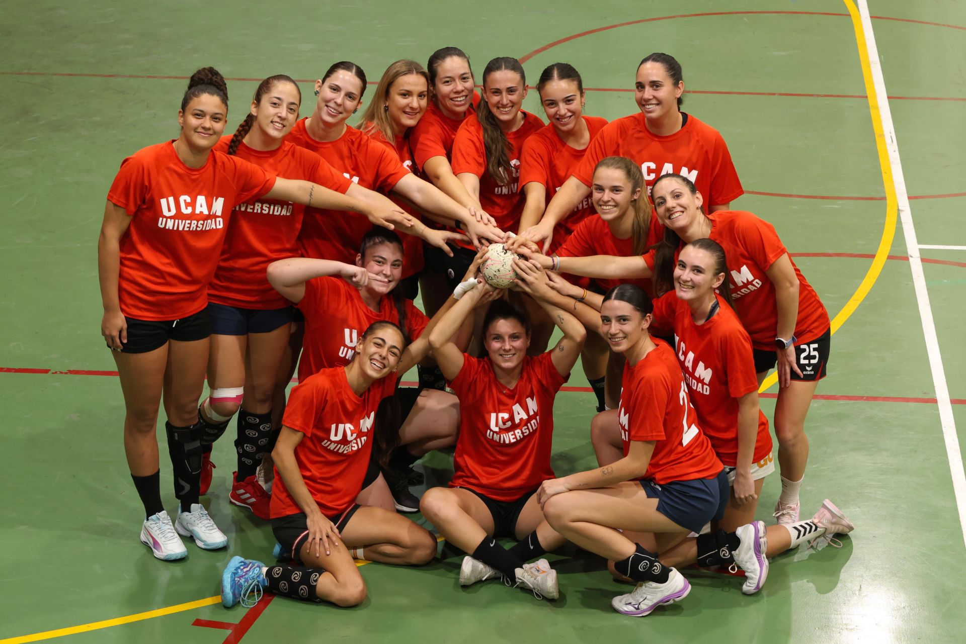 Entrenamiento de las jugadoras del UCAM BM Murcia, en imágenes