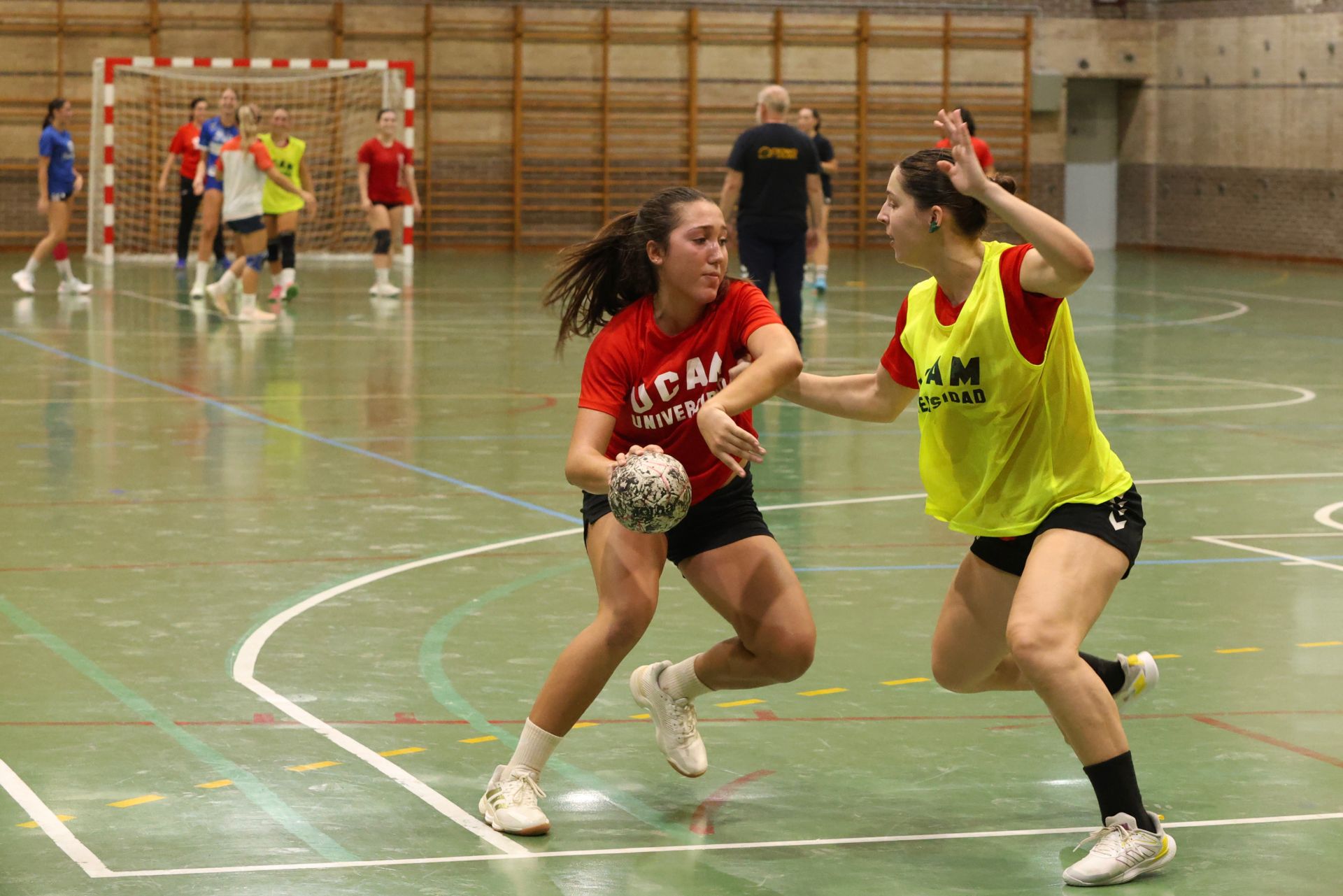 Entrenamiento de las jugadoras del UCAM BM Murcia, en imágenes