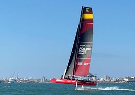 La regatista murciana Carmen Ruiz Ibáñez participa en el exclusivo clinic de la clase GC32 en Cádiz