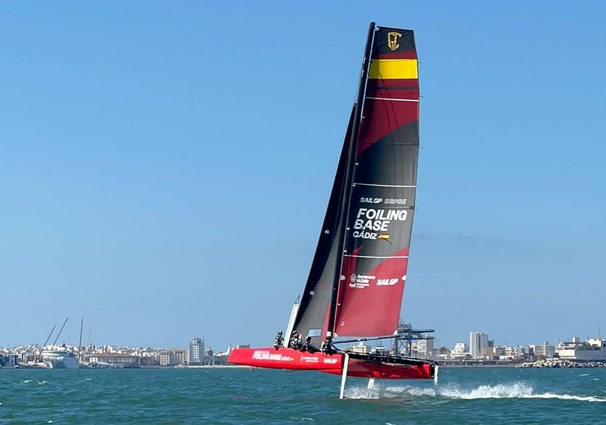 La regatista murciana Carmen Ruiz Ibáñez participa en el exclusivo clinic de la clase GC32 en Cádiz