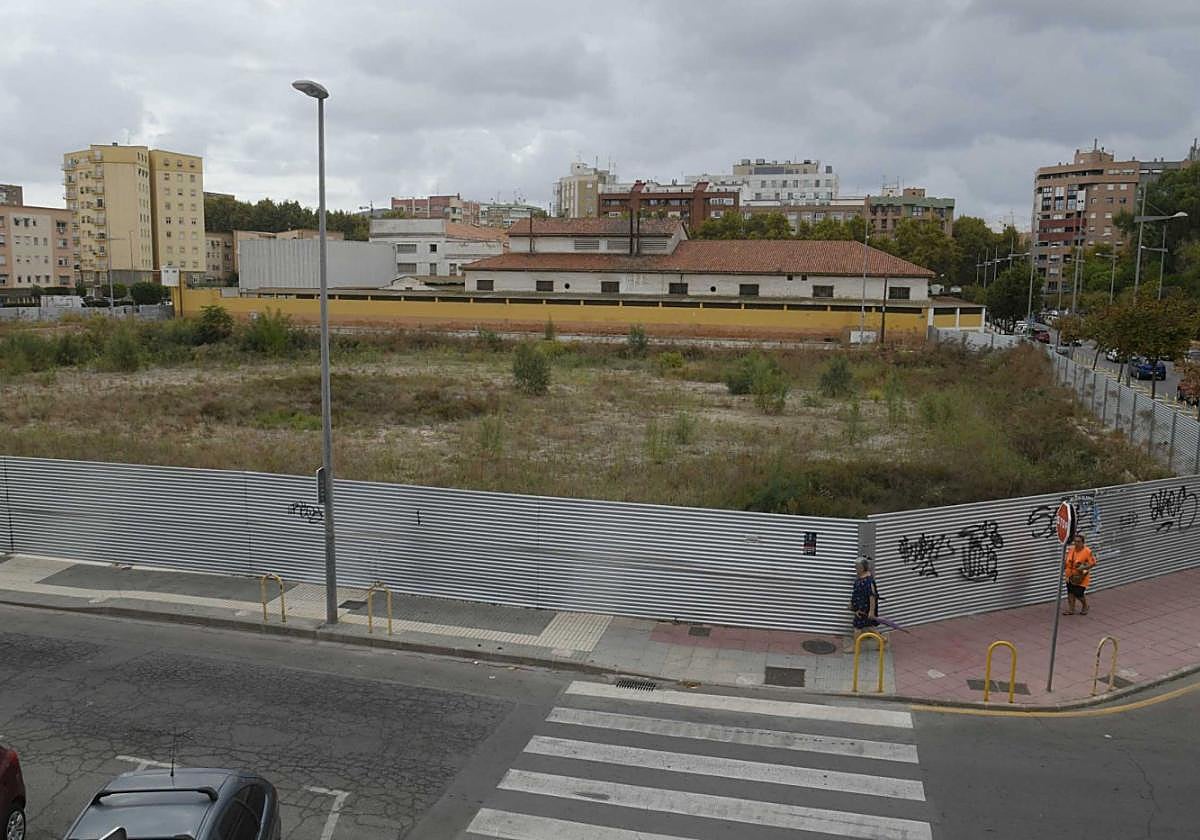 El solar donde se ubicaba el cuartel de la Guardia Civil está ahora totalmente tomado por la maleza.