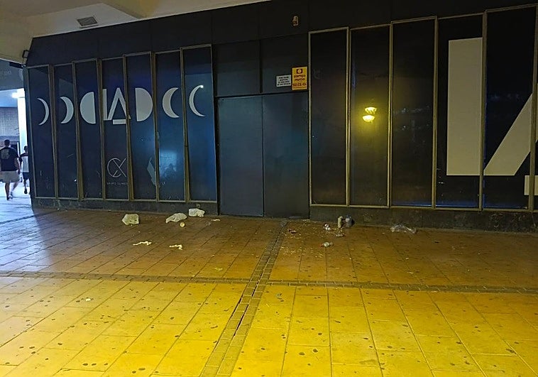 Basura esparcida a las puertas de la discoteca Luminata, ubicada en la zona de Centrofama.