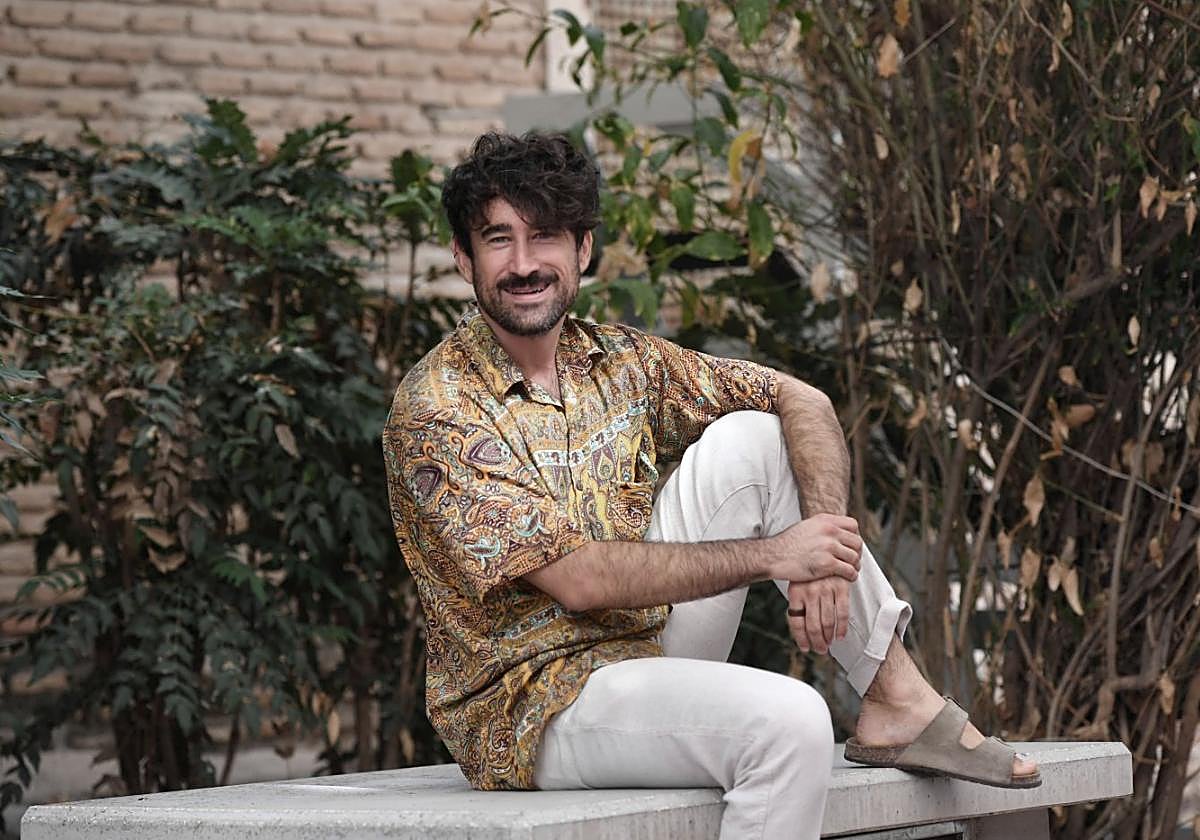 De Murcia a Japón. Emilio Macanás, ayer, en el Paseo Alfonso X de Murcia, donde estos días se celebra la Feria del Libro.