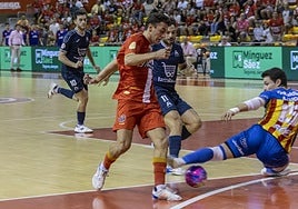 Gon Castejón intenta batir a Lluch, portero del Alzira, en el partido del pasado sábado.