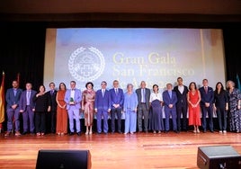 Foto de familia del consejero de Salud, la junta directiva del Colegio de Veterinarios y galardonados, el pasado sábado.