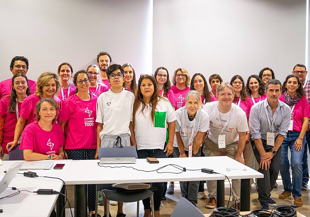 Gabriel, con su madre y con el panel de expertos que ha diagnosticado su enfermedad, este martes en el Auditorio Regional.