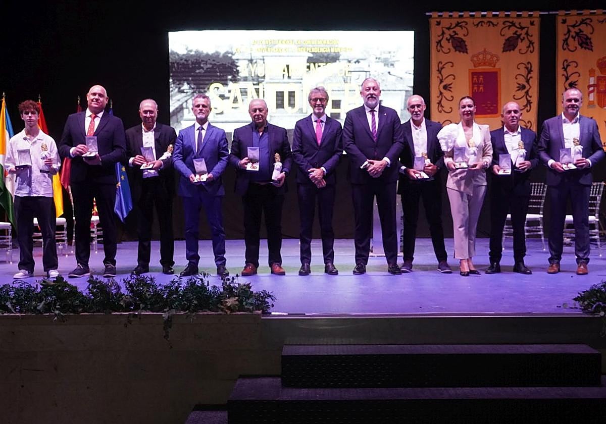 Las personas que recibieron el reconocimiento municipal en el auditorio, junto a autoridades.