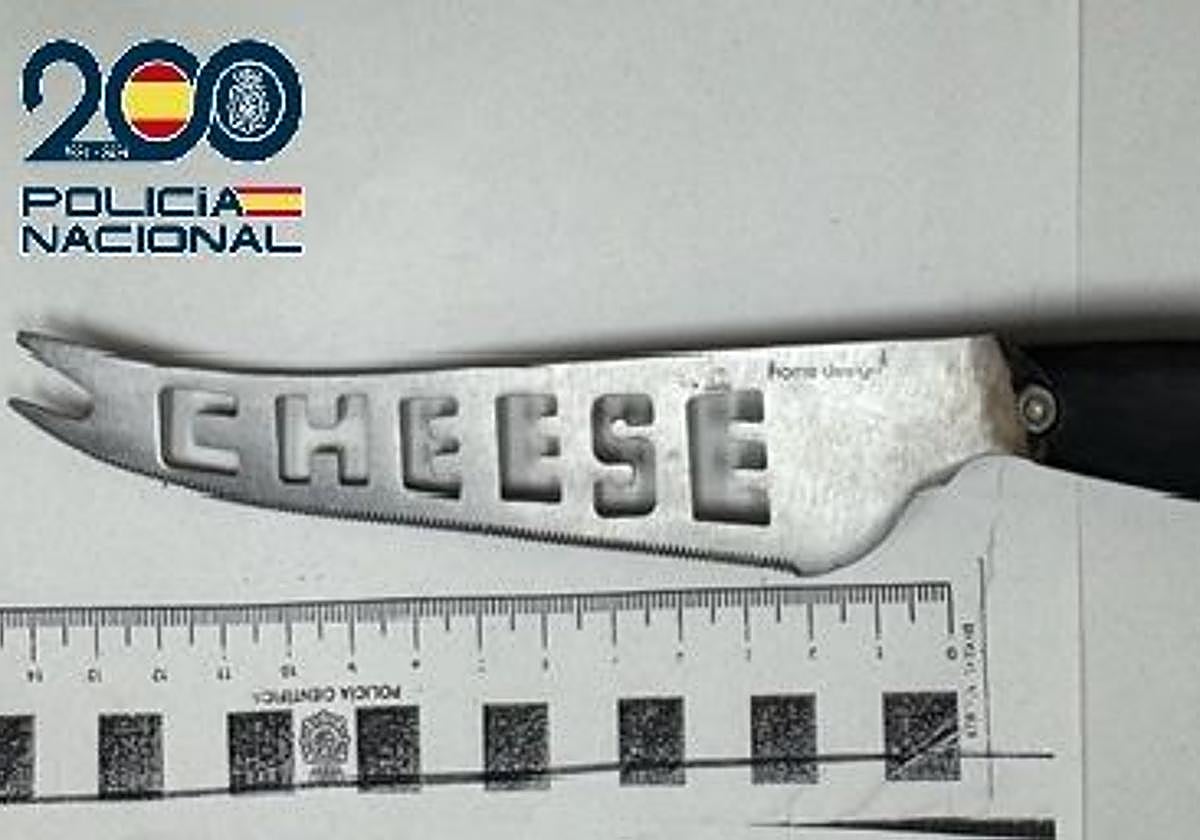 Cuchillo de grandes dimensiones que el individuo detenido ocultaba en su pantalón.