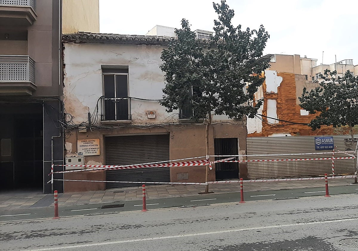 Vivienda acordonada tras la caída de cascotes en la calle Jerónimo Santa Fe.
