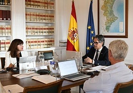 El presidente de la Mancomunidad, Juan Cascales, al centro, tras la sesión del Comité Ejecutivo celebrada en la sede de sus oficinas centrales en Cartagena.
